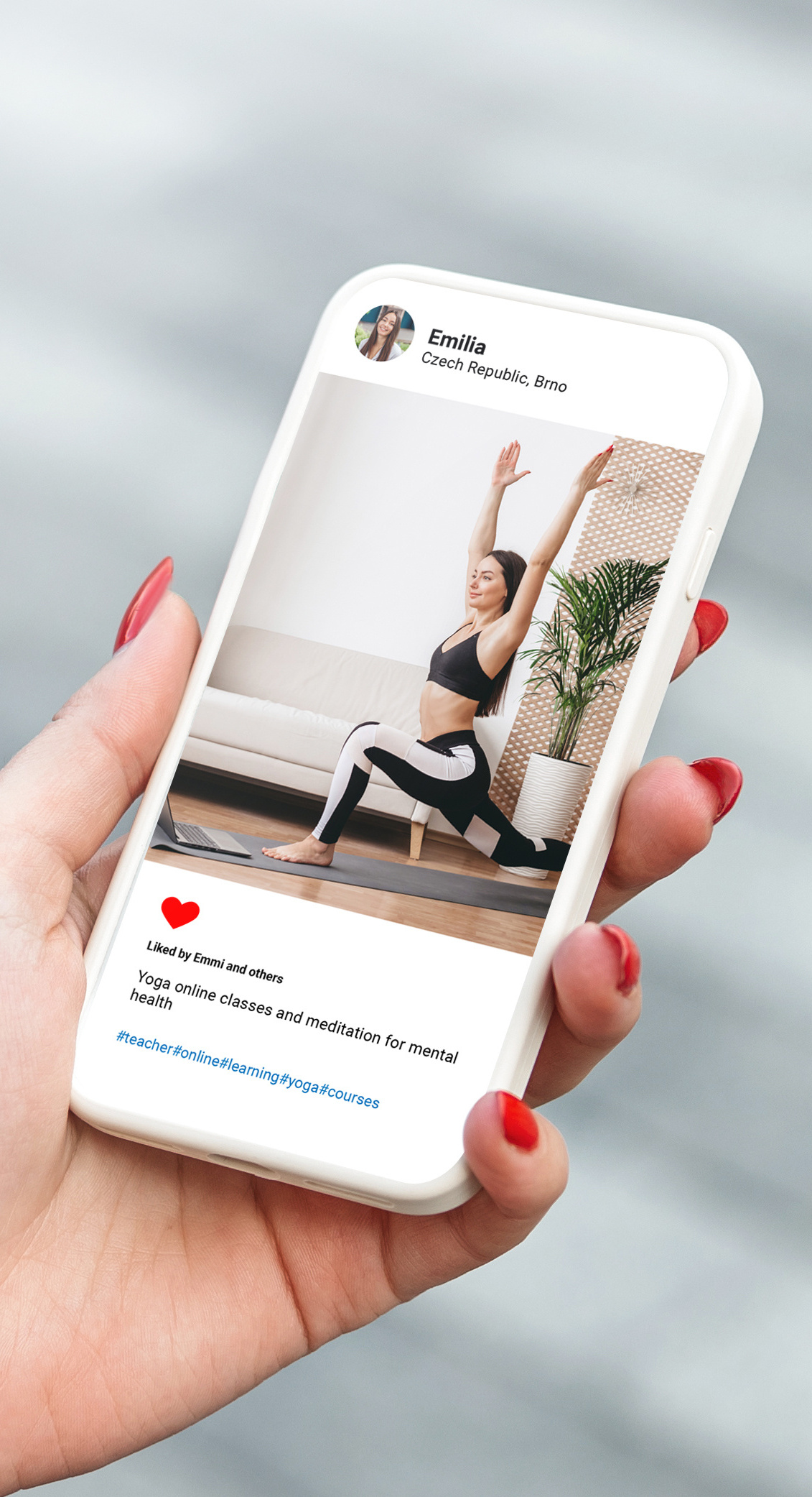 Mujer mirando las redes sociales en su móvil