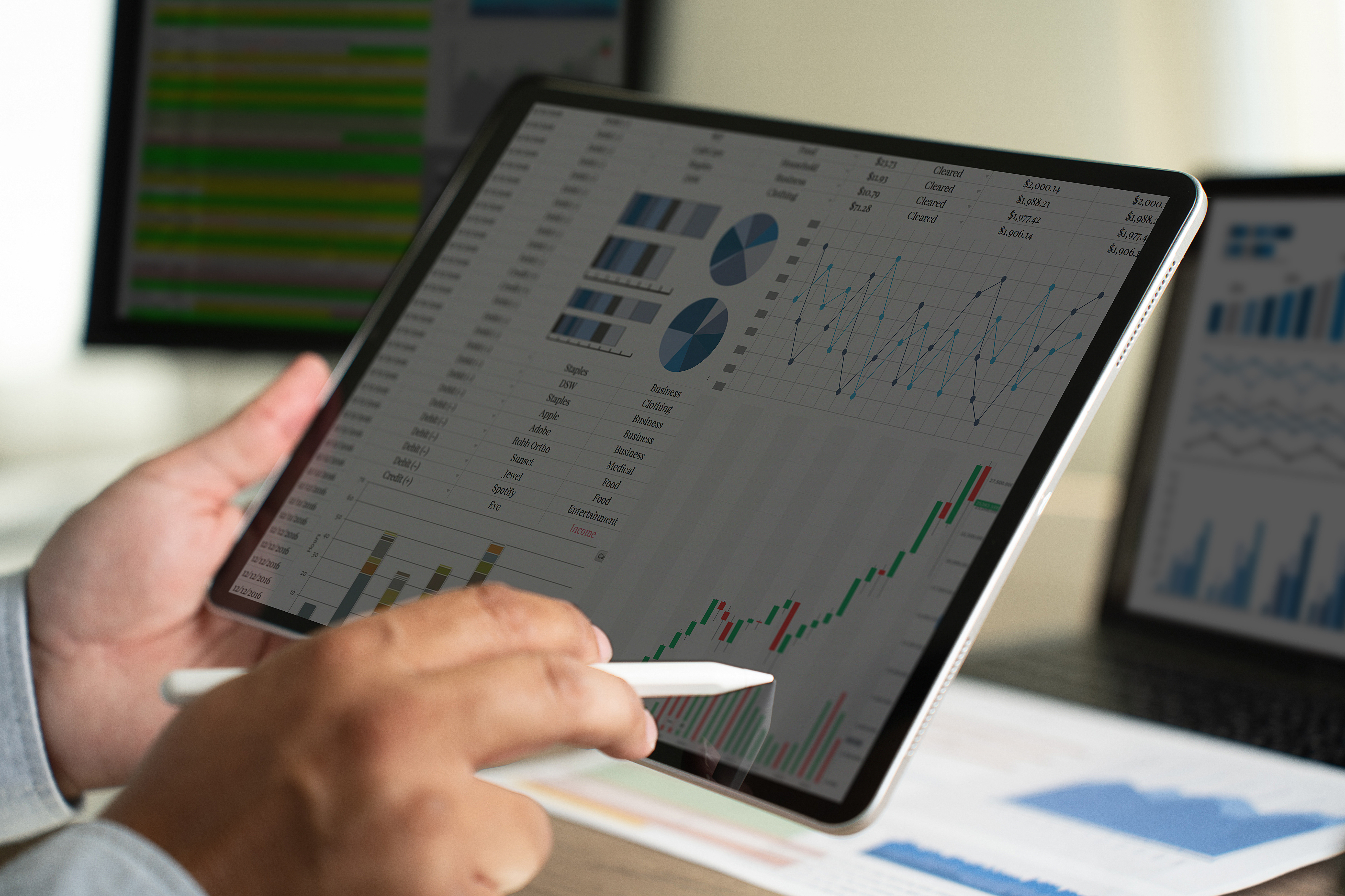 manos tablet y gráficas