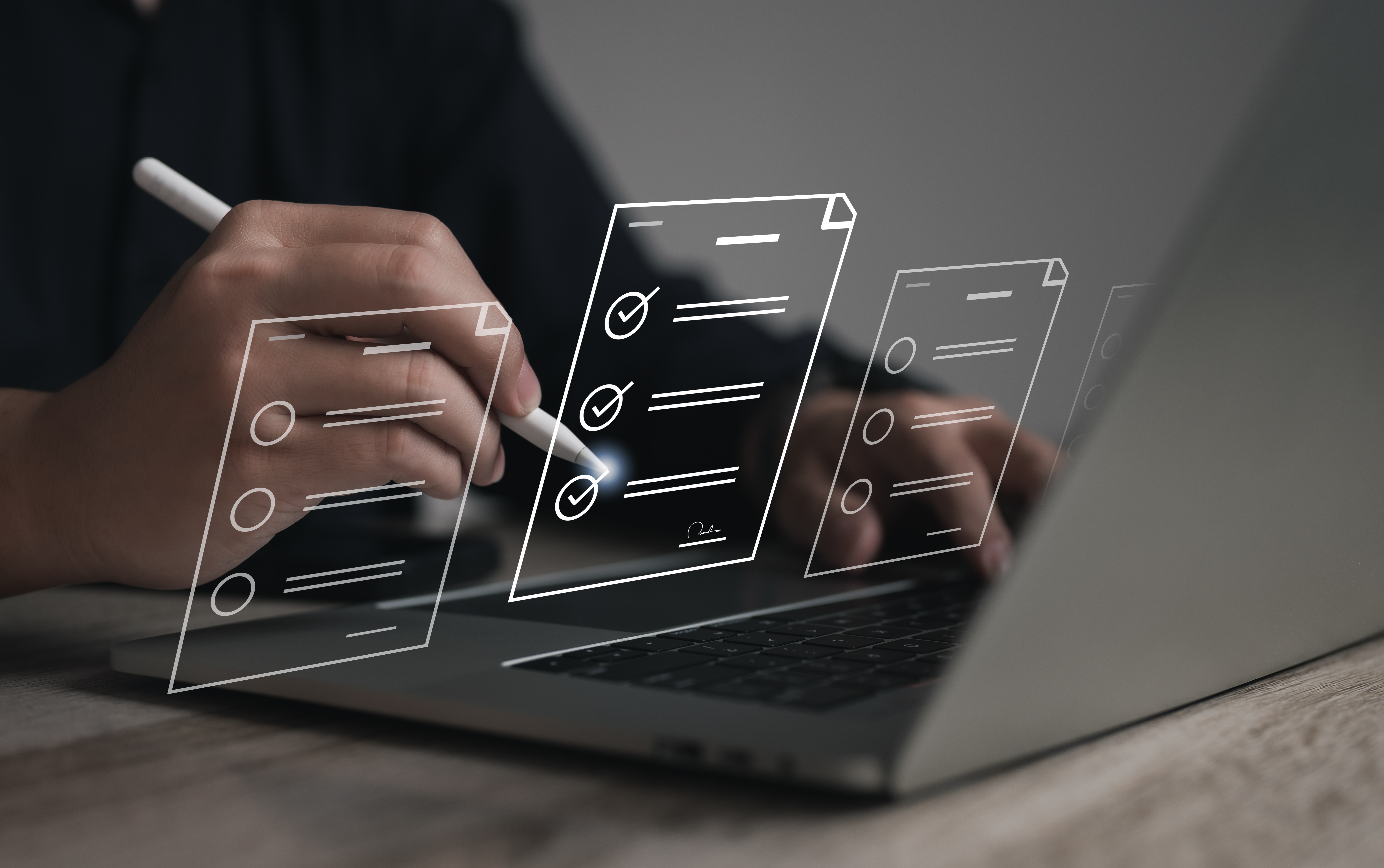 manos figuras en el aire y portatil