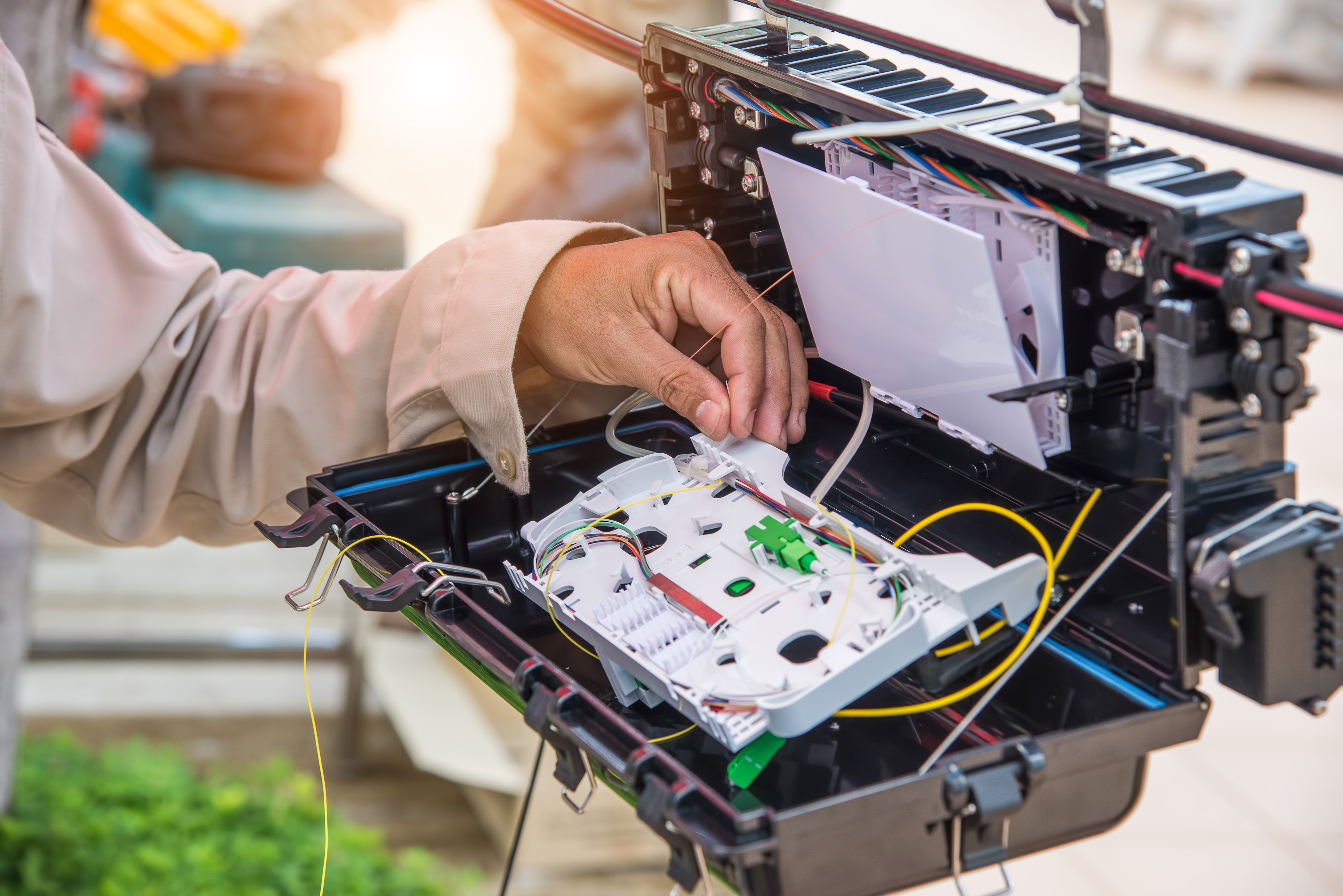 Hombre instalando fibra óptica
