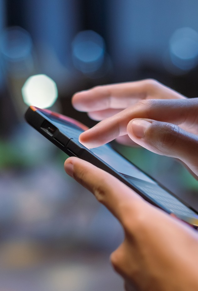 Mano tecleando en una pantalla móvil